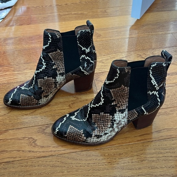 Madewell The Regan Book in Snack Embossed Leather - Picture 3 of 11